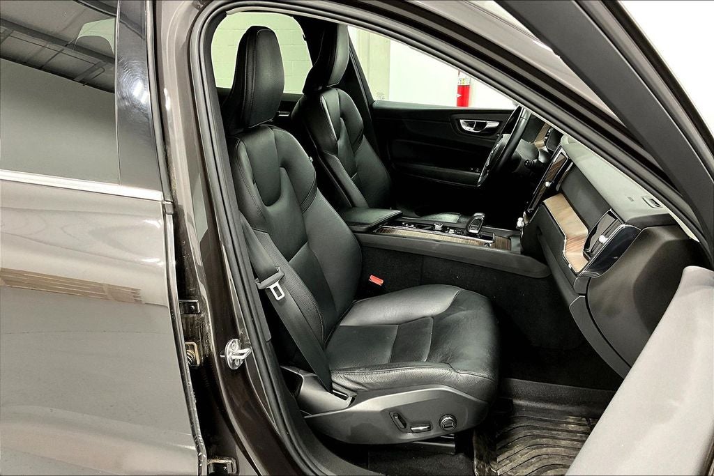 2022 Volvo XC60 B5 Momentum