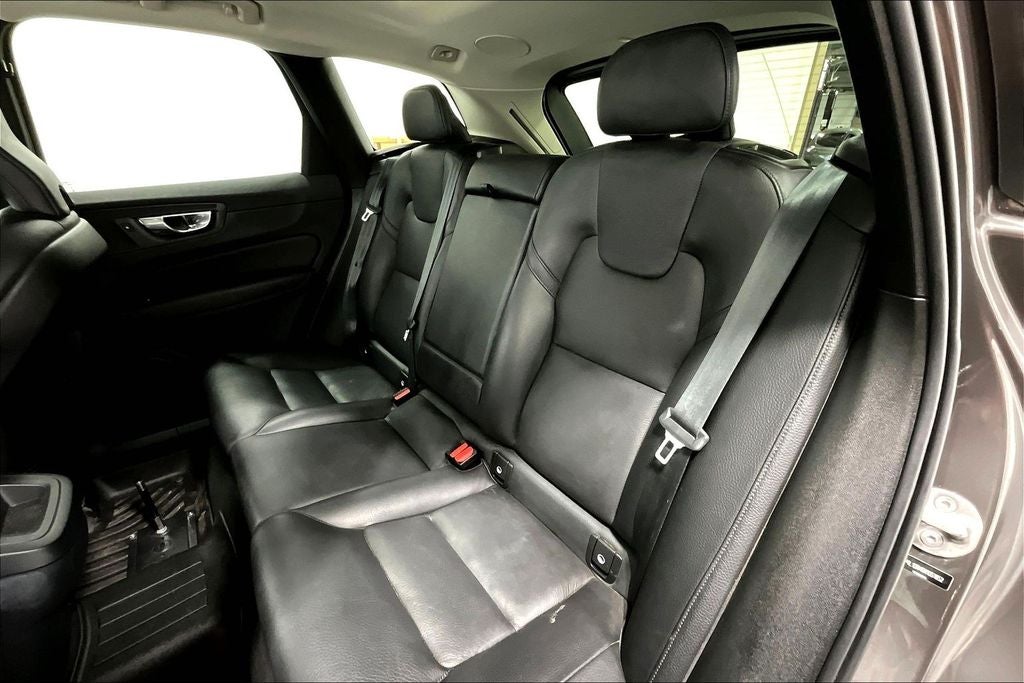 2022 Volvo XC60 B5 Momentum