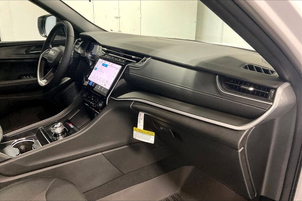 2027 Jeep Grand Cherokee GRAND CHEROKEE LAREDO X 4X2