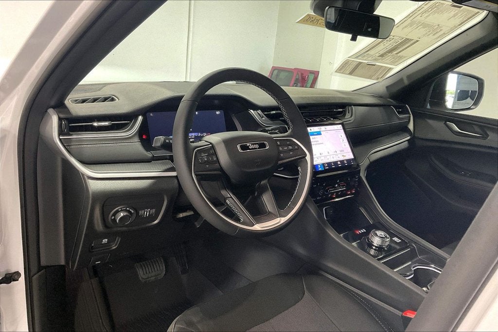 2027 Jeep Grand Cherokee GRAND CHEROKEE LAREDO X 4X2