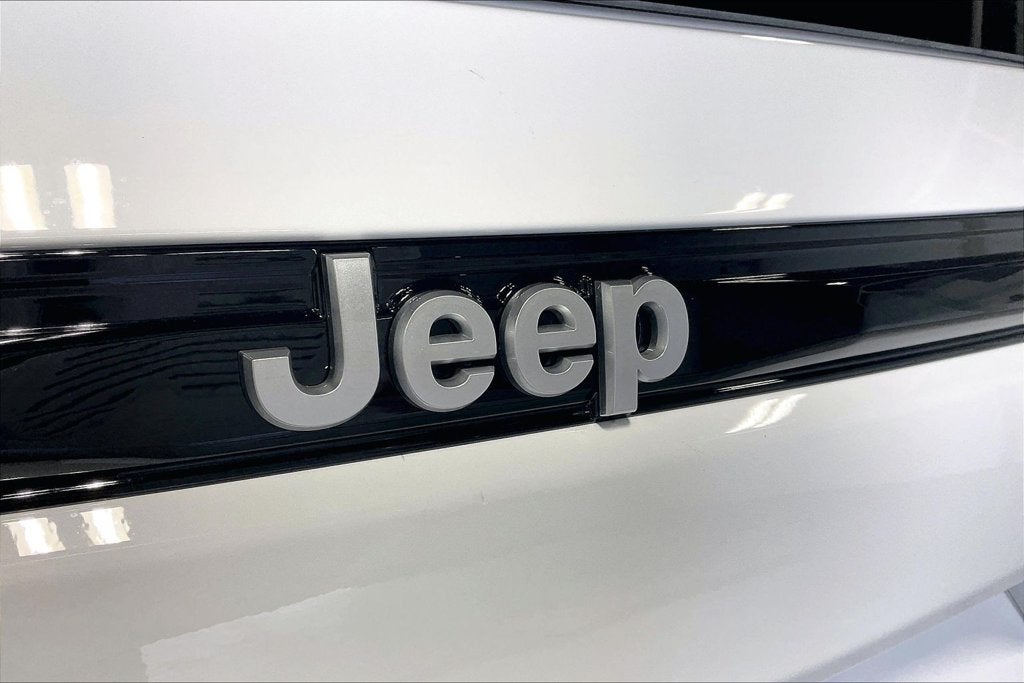 2027 Jeep Grand Cherokee GRAND CHEROKEE LAREDO X 4X2