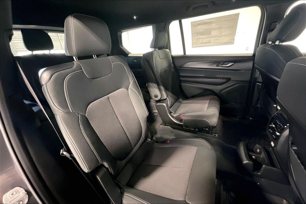 2025 Jeep Grand Cherokee GRAND CHEROKEE L LAREDO X 4X4