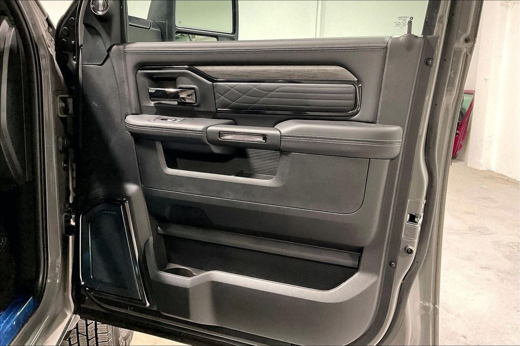2027 RAM Ram 3500 RAM 3500 LIMITED MEGA CAB 4X4 6'4' BOX