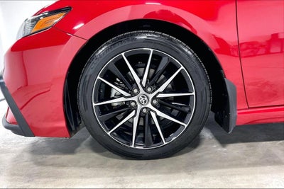 2022 Toyota Camry SE Hybrid