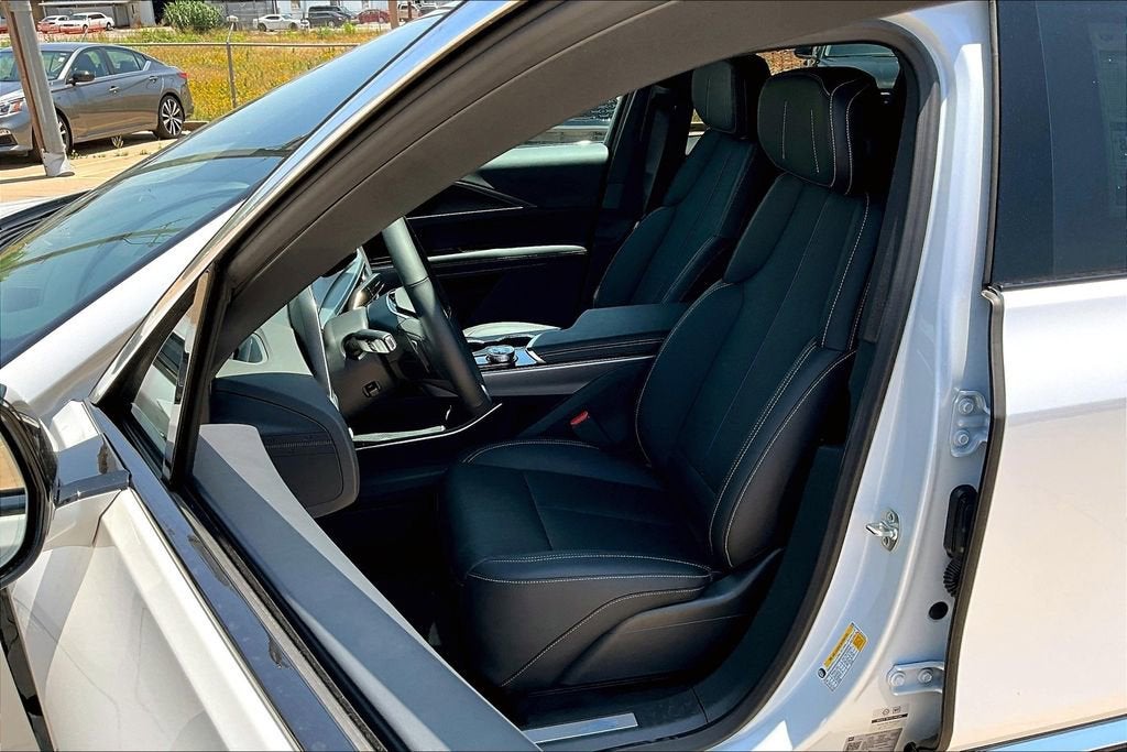 2025 Cadillac LYRIQ Luxury 1