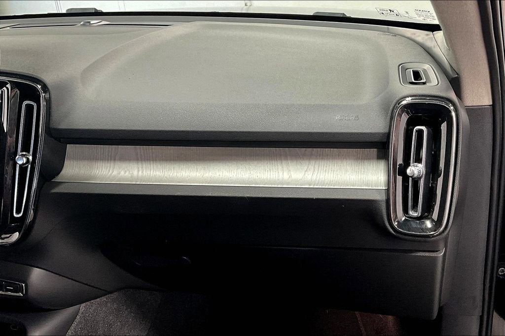 2024 Volvo XC40 B5 Plus Bright Theme